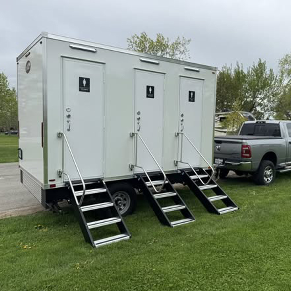 Outdoor Camping Rental - Luxe mobiele toilettrailer met 3 toiletten,